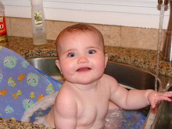 http://i1127.photobucket.com/albums/l624/jexgill/Baby%20Bath%20Time/baby-bath-time02.jpg