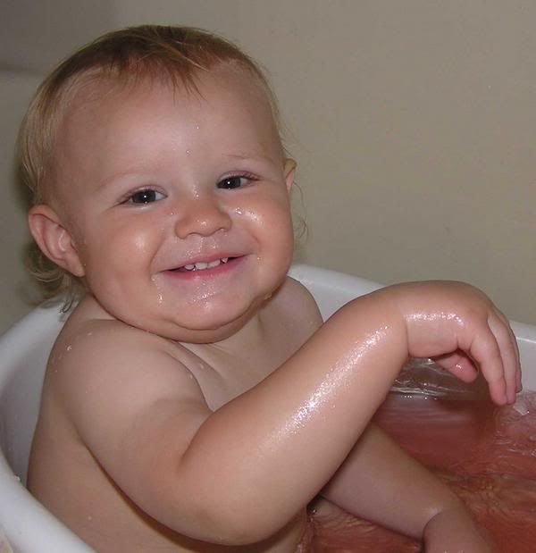 http://i1127.photobucket.com/albums/l624/jexgill/Baby%20Bath%20Time/baby-bath-time11.jpg