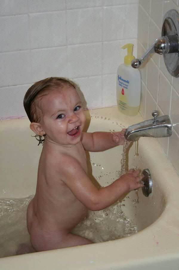 http://i1127.photobucket.com/albums/l624/jexgill/Baby%20Bath%20Time/baby-bath-time14.jpg