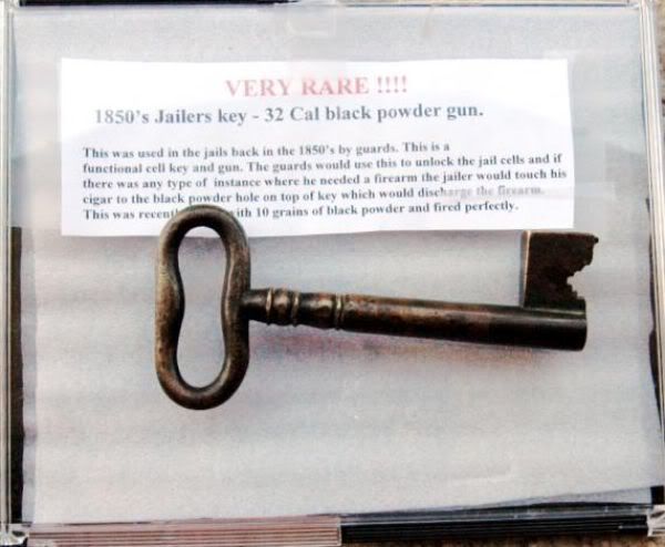 http://i1127.photobucket.com/albums/l624/jexgill/Guns%20Made%20from%20Jailers%20Keys/guns_made_from_jailers_keys_640_06.jpg