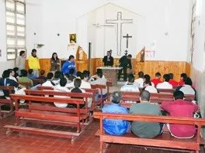 CAPILLA EN LA CARCEL 300x224 - Unidad Penitenciaria 25-01 Dvdrip Español