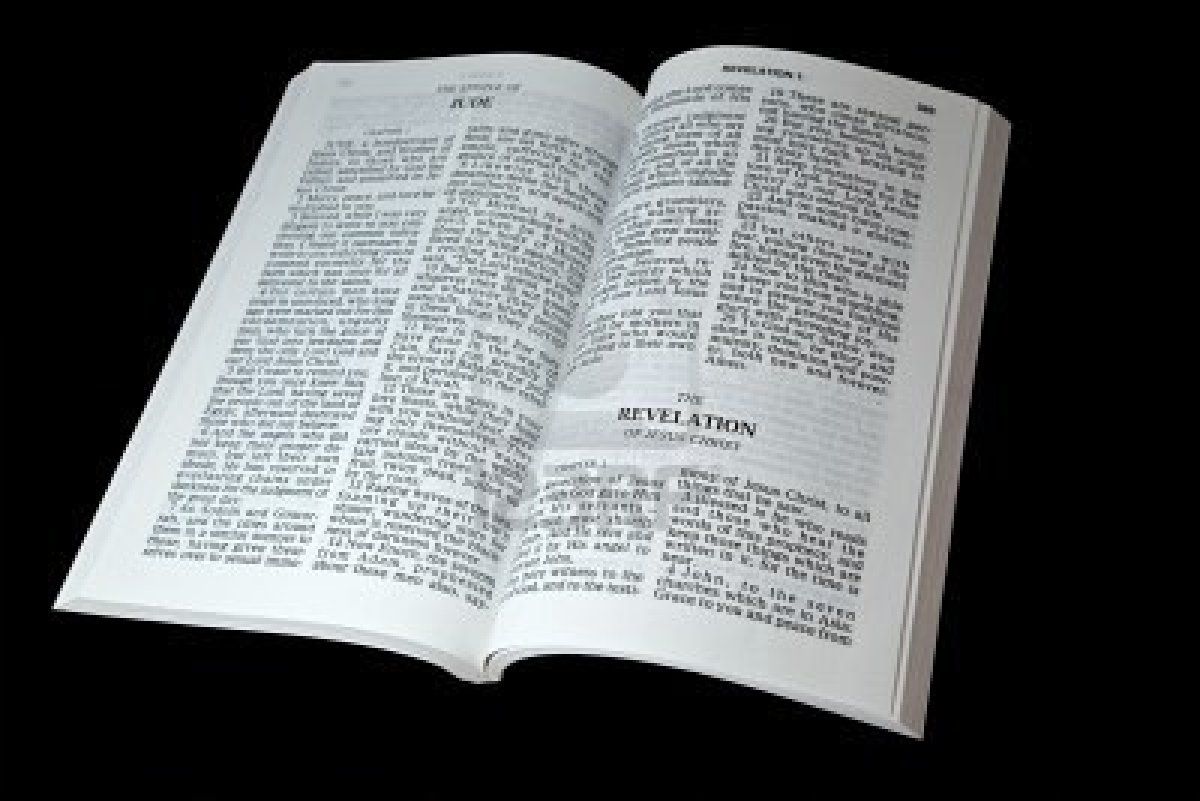 5359076 biblia abierta en el libro de apocalipsis aisladas sobre fondo negro - El apocalipsis de San Juan
