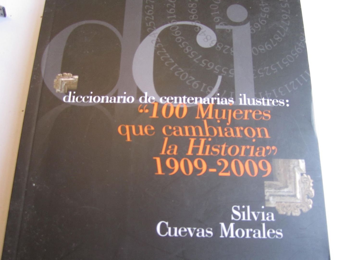 1 142 - Centenarias Ilustres 1909-2009. 100 Mujeres que cambiaron la Historia - Silvia Cuevas Morales