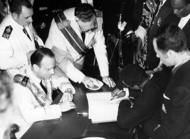 Fraga firma independencia Guinea - Bajo una misma bandera. La descolonización de Guinea Ecuatorial Tvrip Español