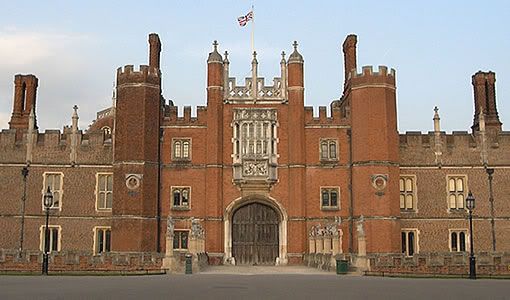 mainentrance3 - Grandes Palacios - El Palacio de Hampton Court Dvdrip Español