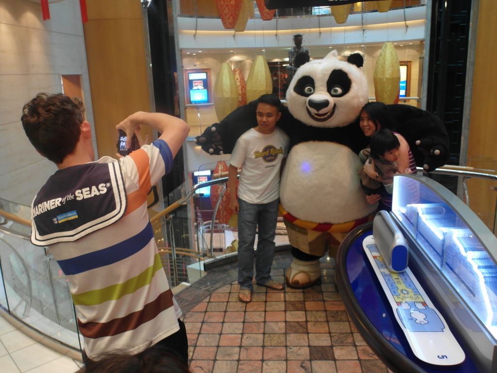 Royal Caribbean Cruise Dream Works Characters Photo Taking - Po