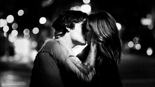  photo black-and-white-couple-kiss-love-Favimcom-368587_large_zps313e3117.gif