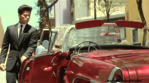 bruno mars gif photo: Bruno Mars &amp; JOAN SMALLS BEHIND THE SCENES VIDEO GIF. BRUNO_MARS_BEGIND_THE_SCENES_2011_GIF.gif