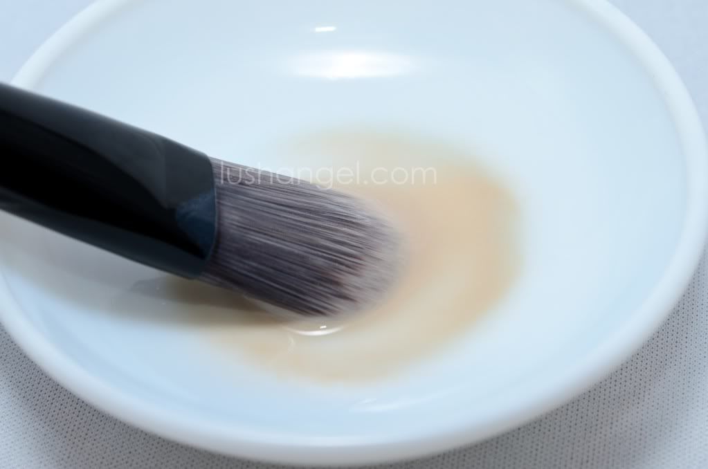 makeup-brush-cleaner-solution