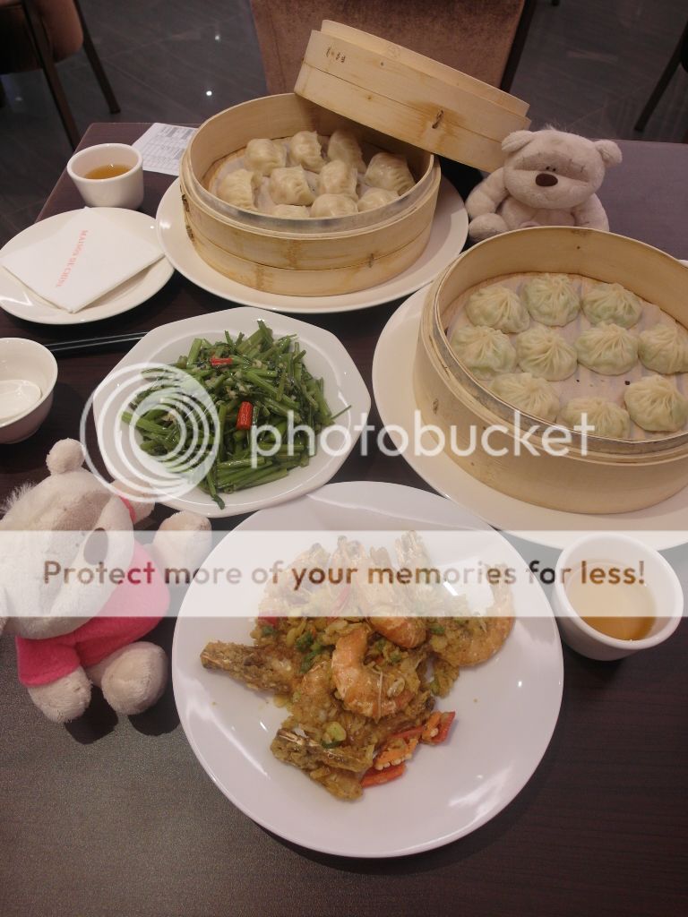  2bearbear and the food spread at Pin Jiang Nan